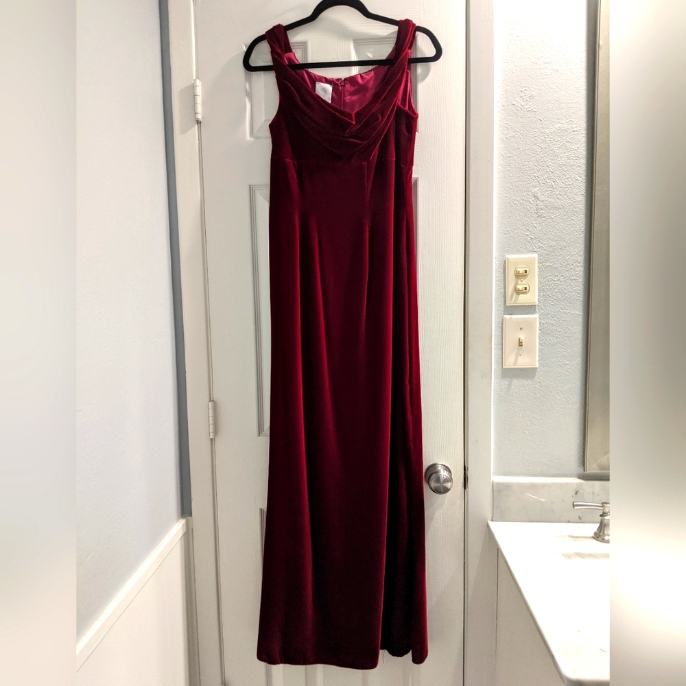 GUC Watters & Watters Women's Formal Velvet Gown